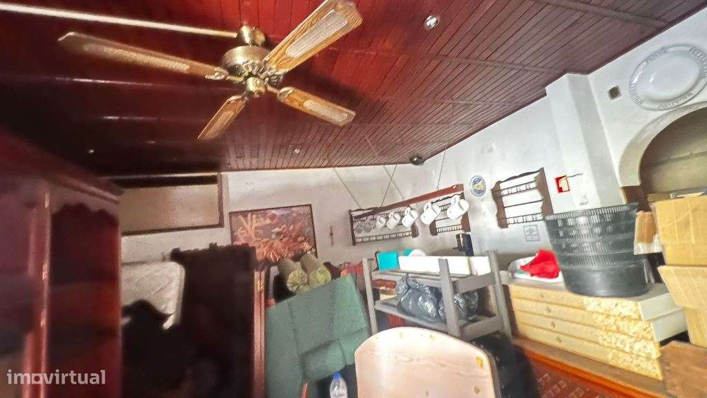 Pizzaria e Habitação no 1º andar no Centro do Montijo - Para renovar-16