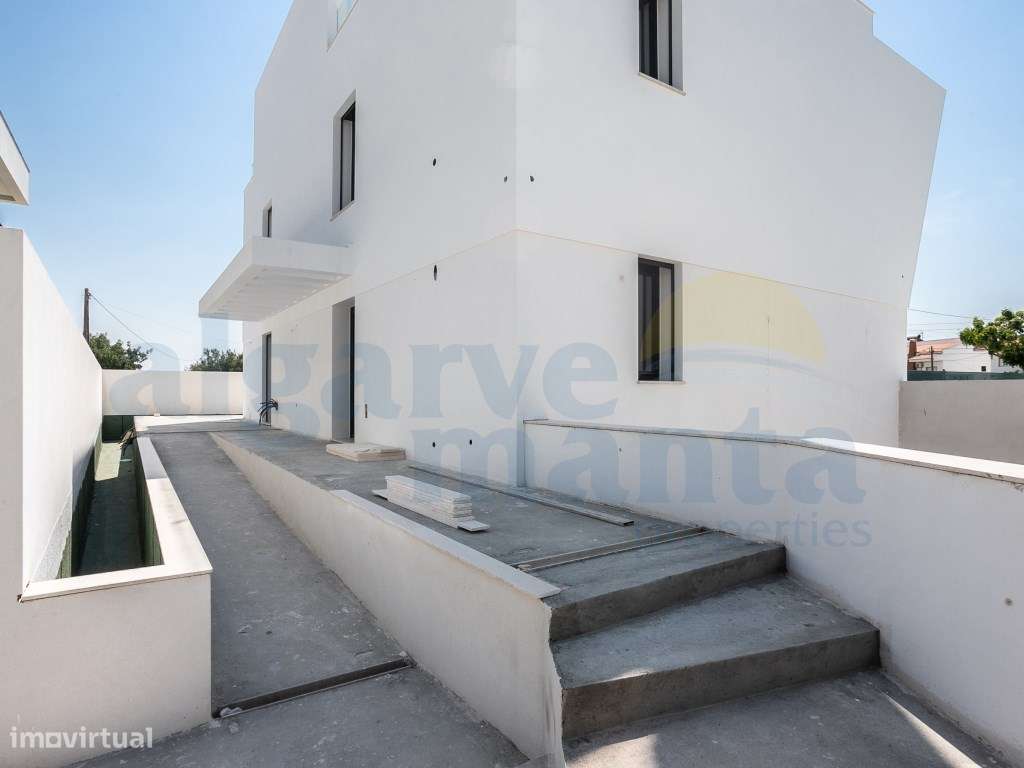 Moradia T4 de Arquitetura Contemporânea com Piscina, Rooftop e Vist...-43