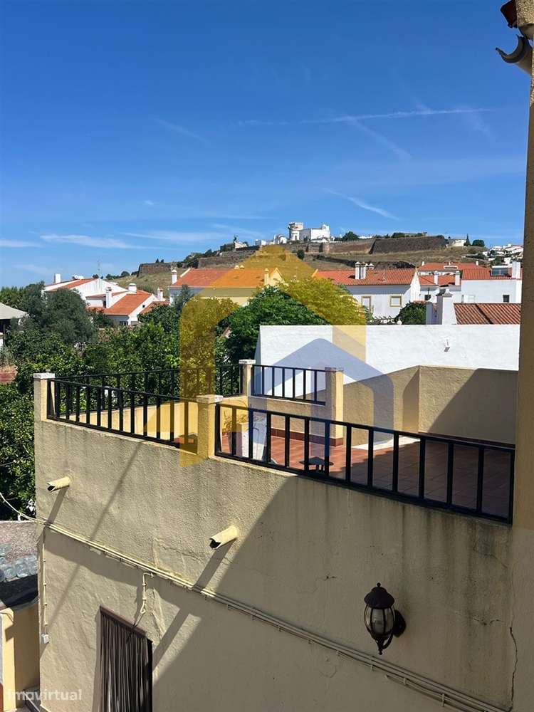 Moradia T4, no centro de Estremoz com quintal - Grande imagem: 2/33