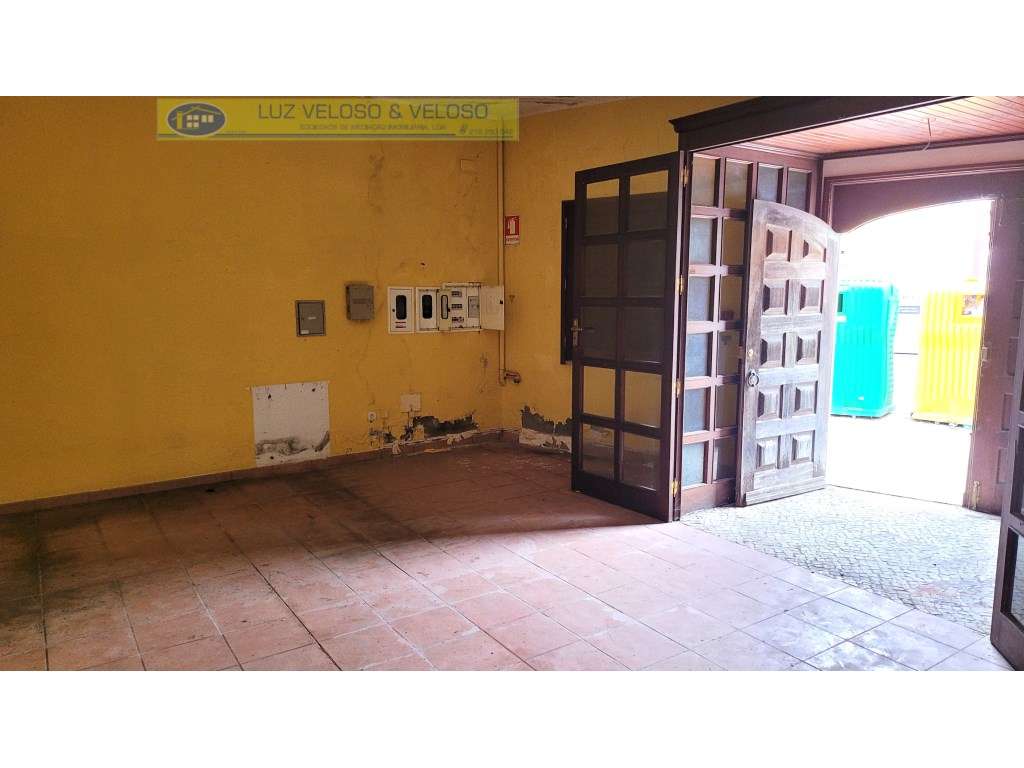 Prédio Urbano de R/C, 1º, 2º andares para Comércio em Cartaxo-15