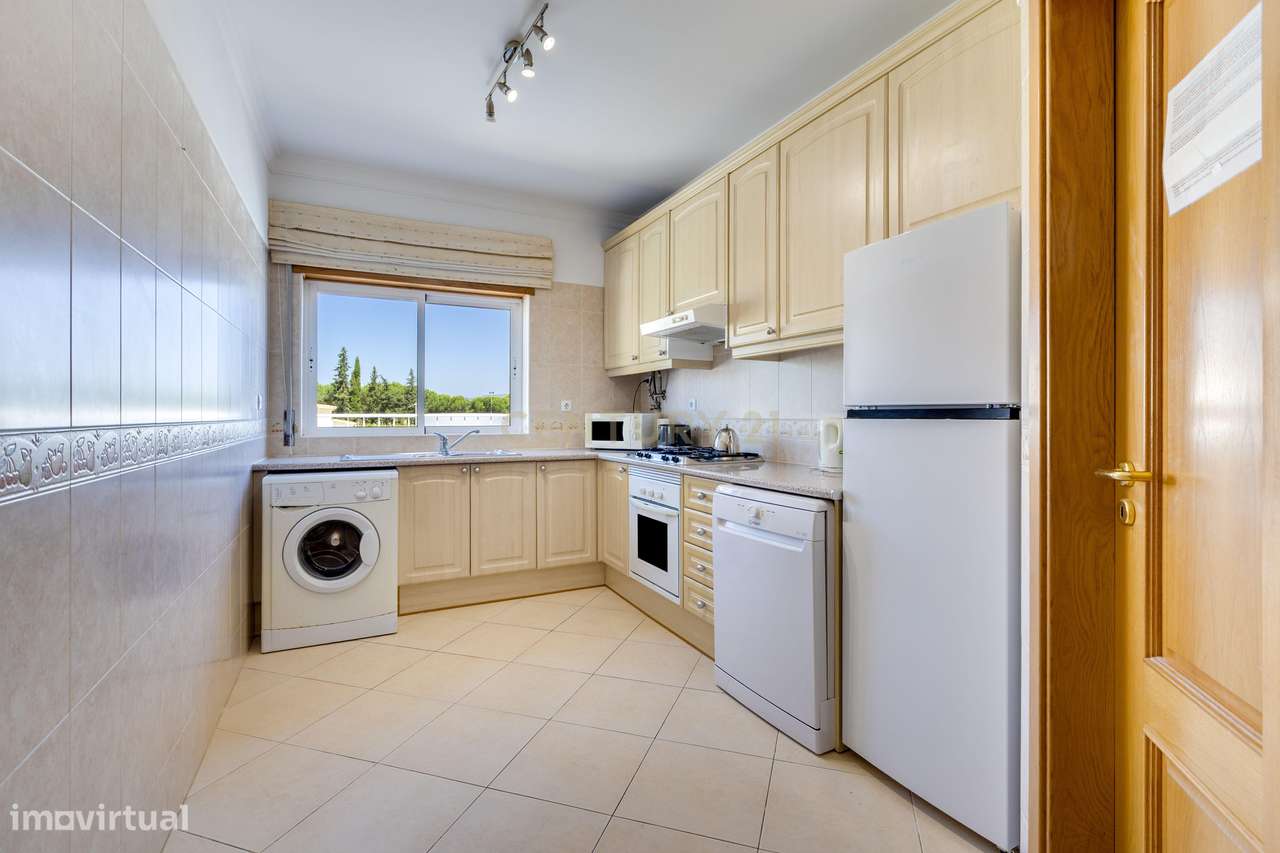 Espaçoso Apartamento T3 no Último Piso com Vista para as Piscinas no O-10