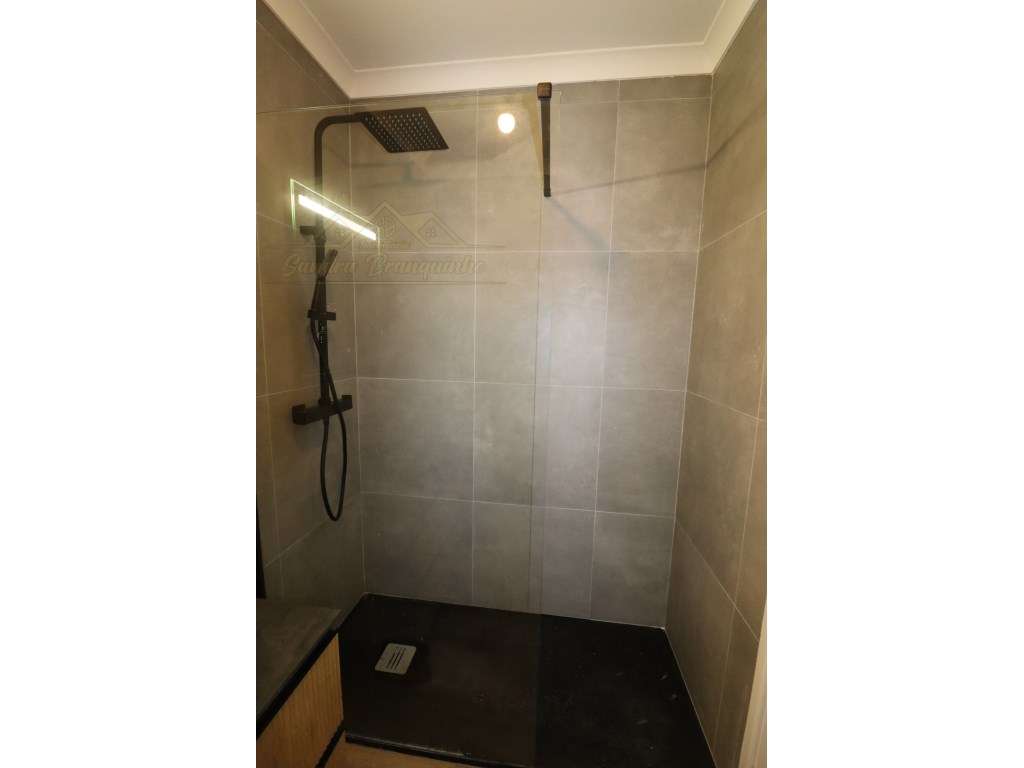 Apartamento T2 RENOVADO em Santa Cruz-23