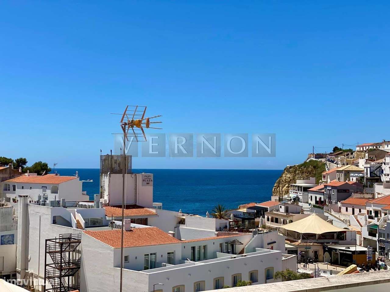 Moradia Moderna Renovada com Vista Mar e Rooftop no Centro de Carvoeir-21