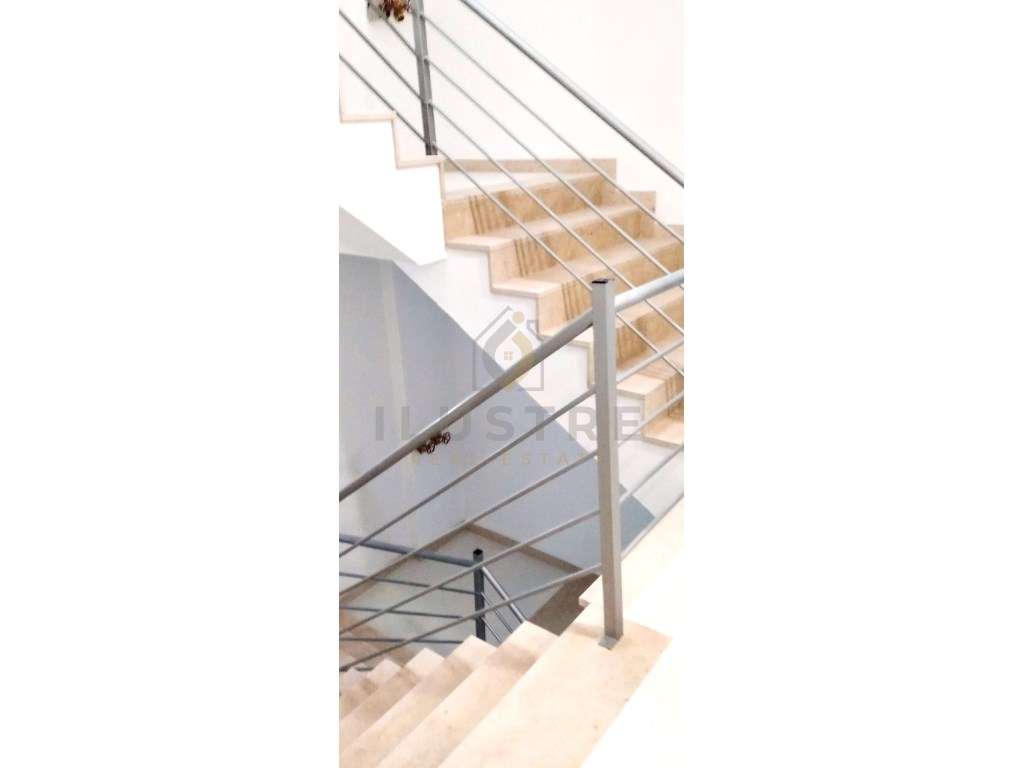 Apartamento T2 com varandas panorâmicas e parqueamento em Santa Mar...-18