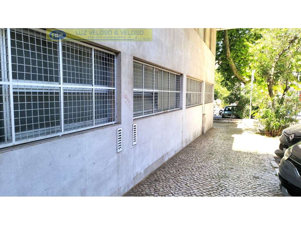 Armazém de 3 pisos, 3 entradas, 1118 m2, nas Olaias, Lisboa-10