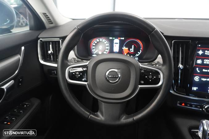 Volvo V90 2.0 T8 Momentum AWD Geartronic - 17