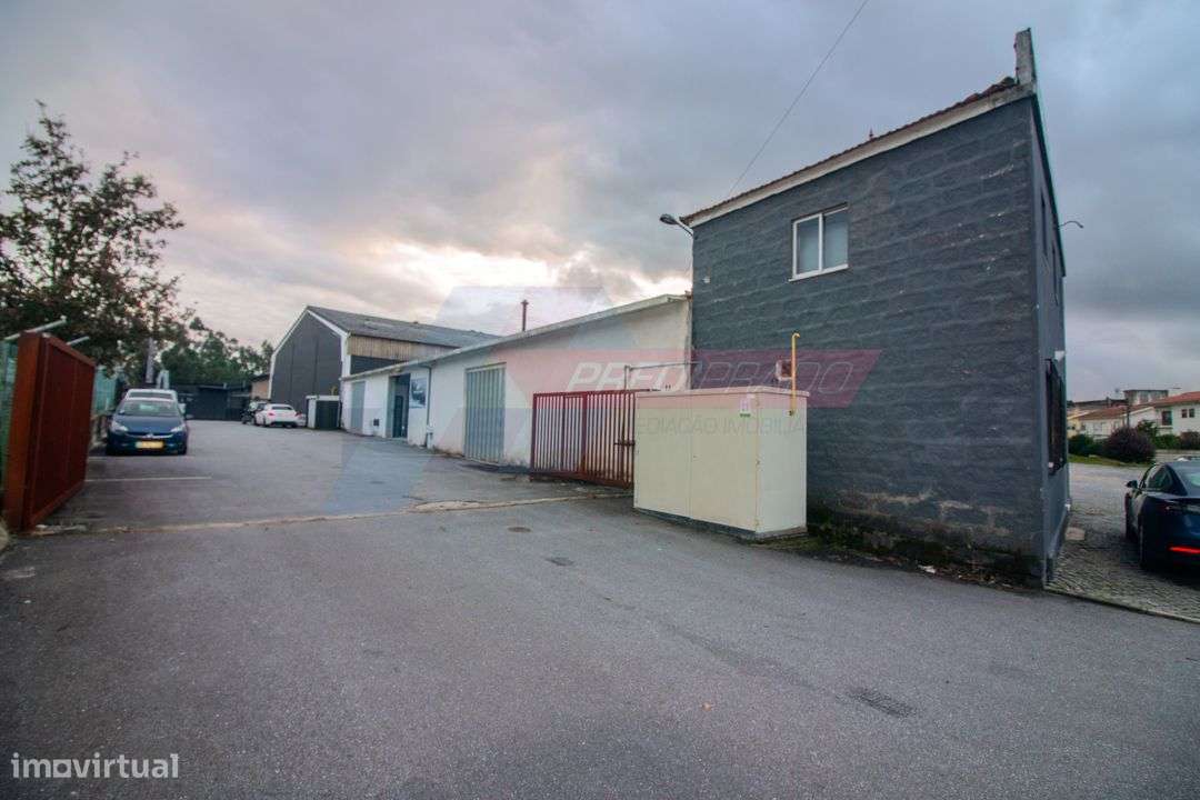 Pavilhão à face da Estrada Nacional 205! - Grande imagem: 3/3