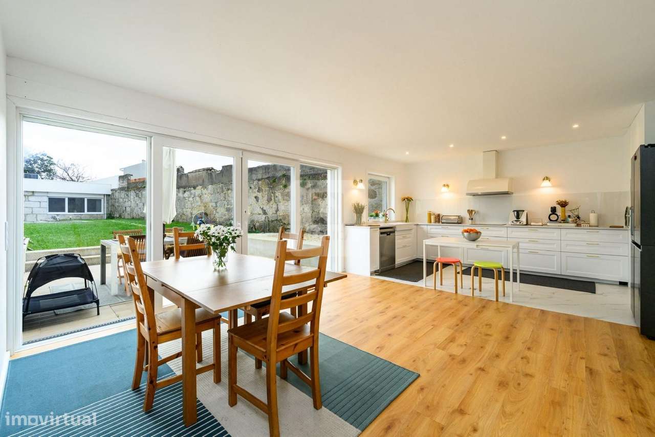 Moradia T4+1 com Jardim e Piscina perto do Parque da Cidade - Grande imagem: 2/39