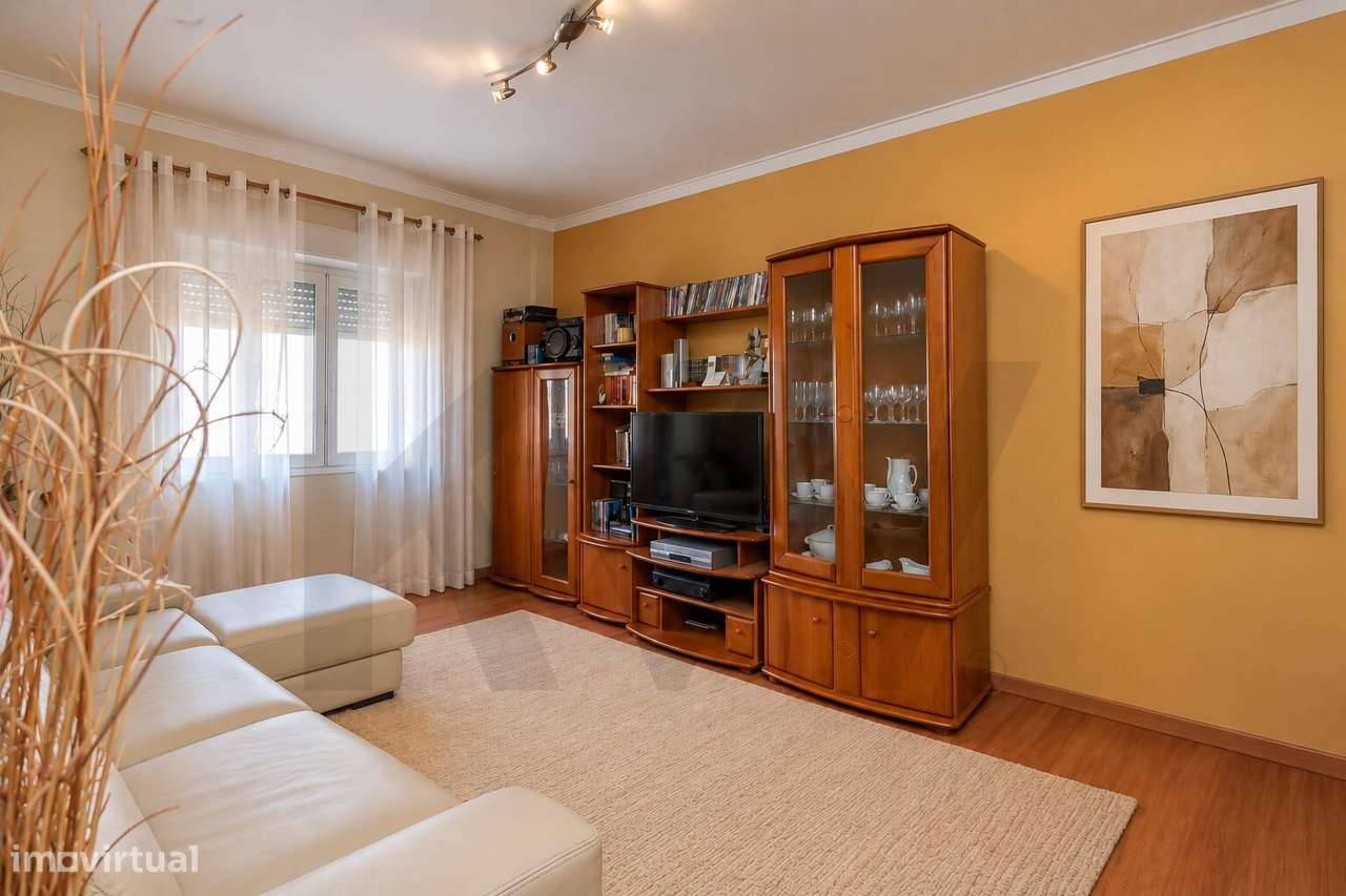 Apartamento T2 na Amora a Um Passo de Tudo | Luminoso e Bem Localizado-0