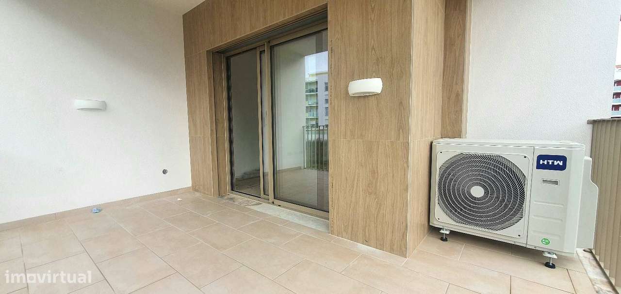 Fantástico Duplex T3+1 Terraço com 73m2 e Garagem para 2 carros NOVOS - Grande imagem: 2/31