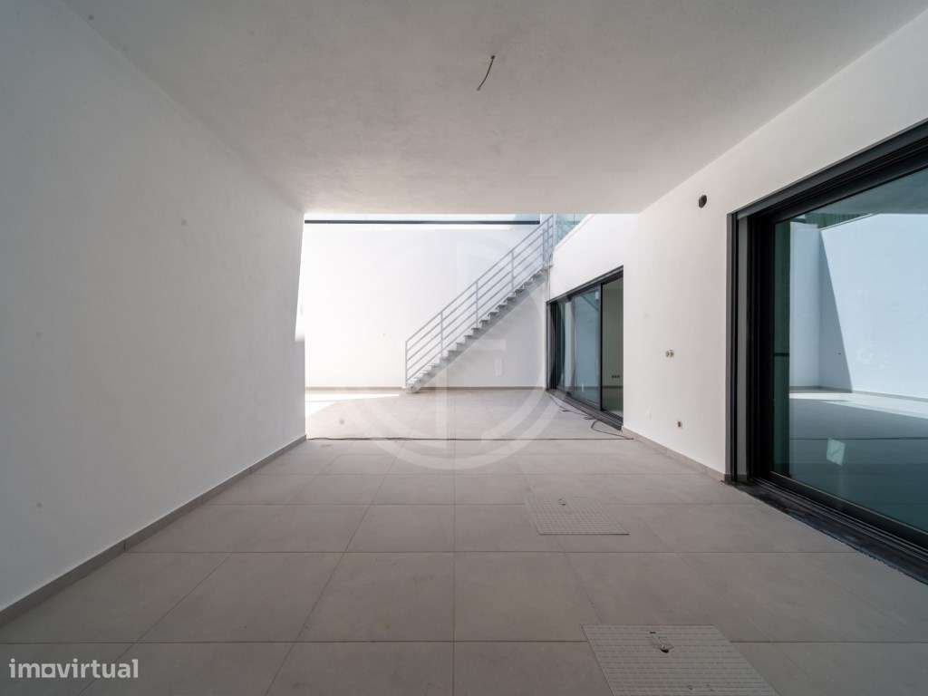 Moradia V3+1 com piscina privada em Gambelas-7