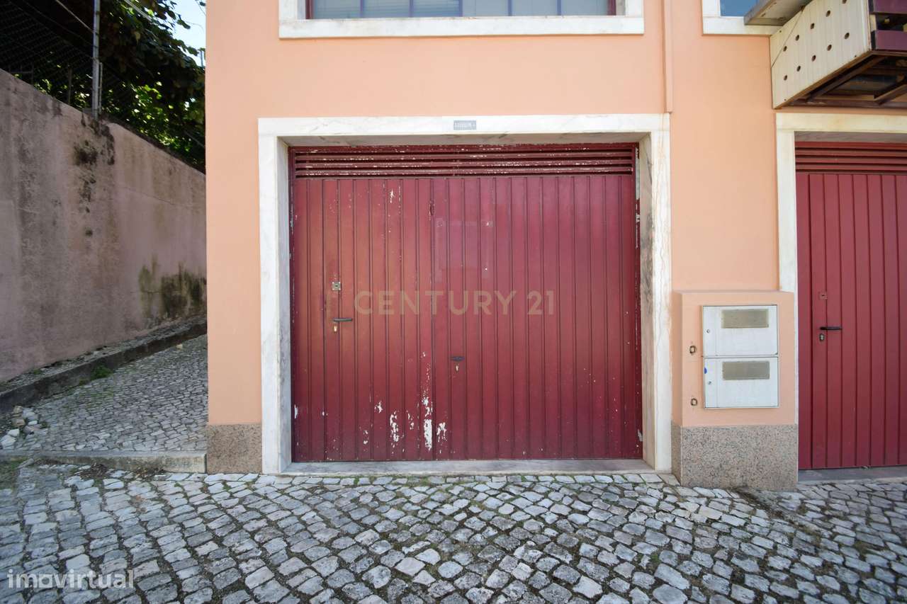 Apartamento T3, com 107 m² de área útil, estúdio musical com 40 m² e g-21