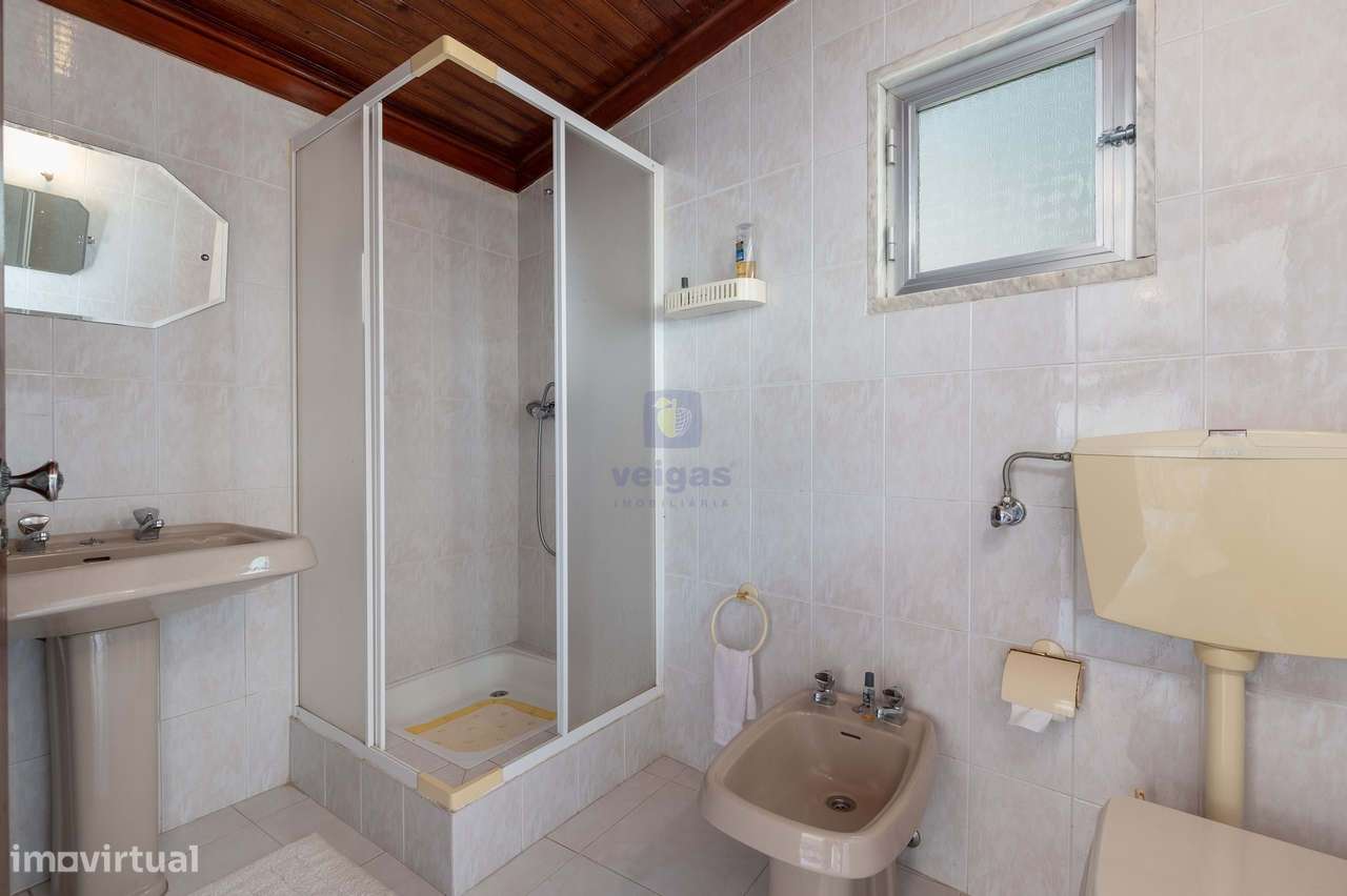 Moradia com Glamour! T4 com Garagem e Terraço no Centro de Vidais-32