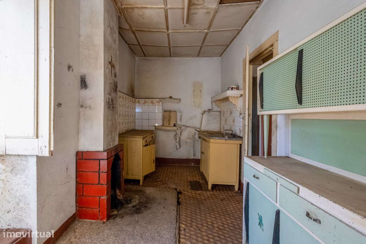 Casa para reabilitar em Arco de Baúlhe – Oportunidade única-19