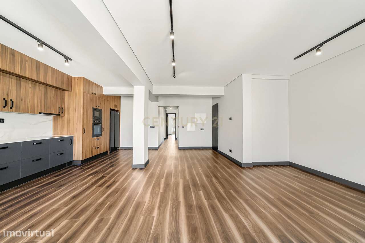 Espaçoso Apartamento T3 Totalmente Renovado em prédio com elevador no-2