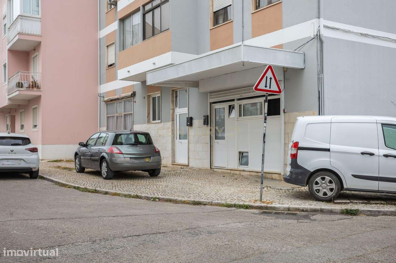 Espaço Comercial com Potencial para Habitação-15