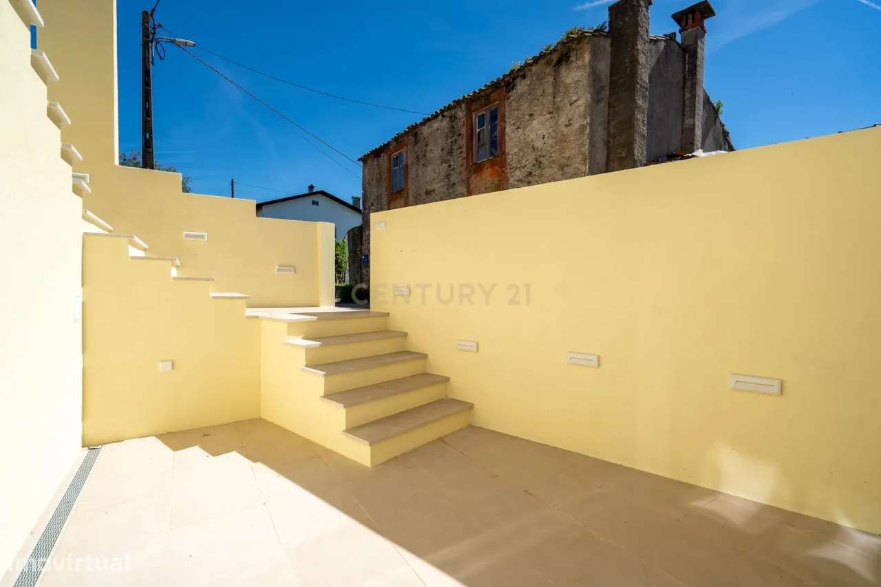 Moradia T3 de dois pisos com terreno totalmente renovada a cinco minut-15