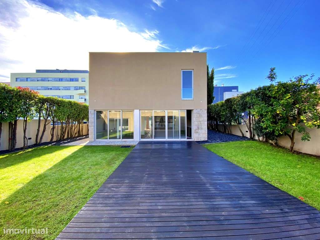 Moradia com elevador no centro da Trofa-24