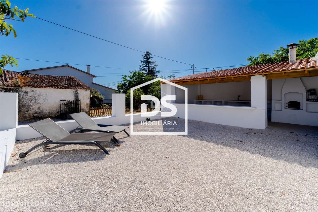 Moradia T4 + T1 com amplo terreno e espaços de lazer em Juncal, Porto-45