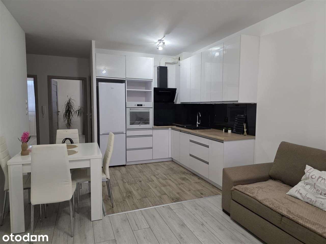 3 pok.z loggią w pełni umeblowane na Hallera.-0