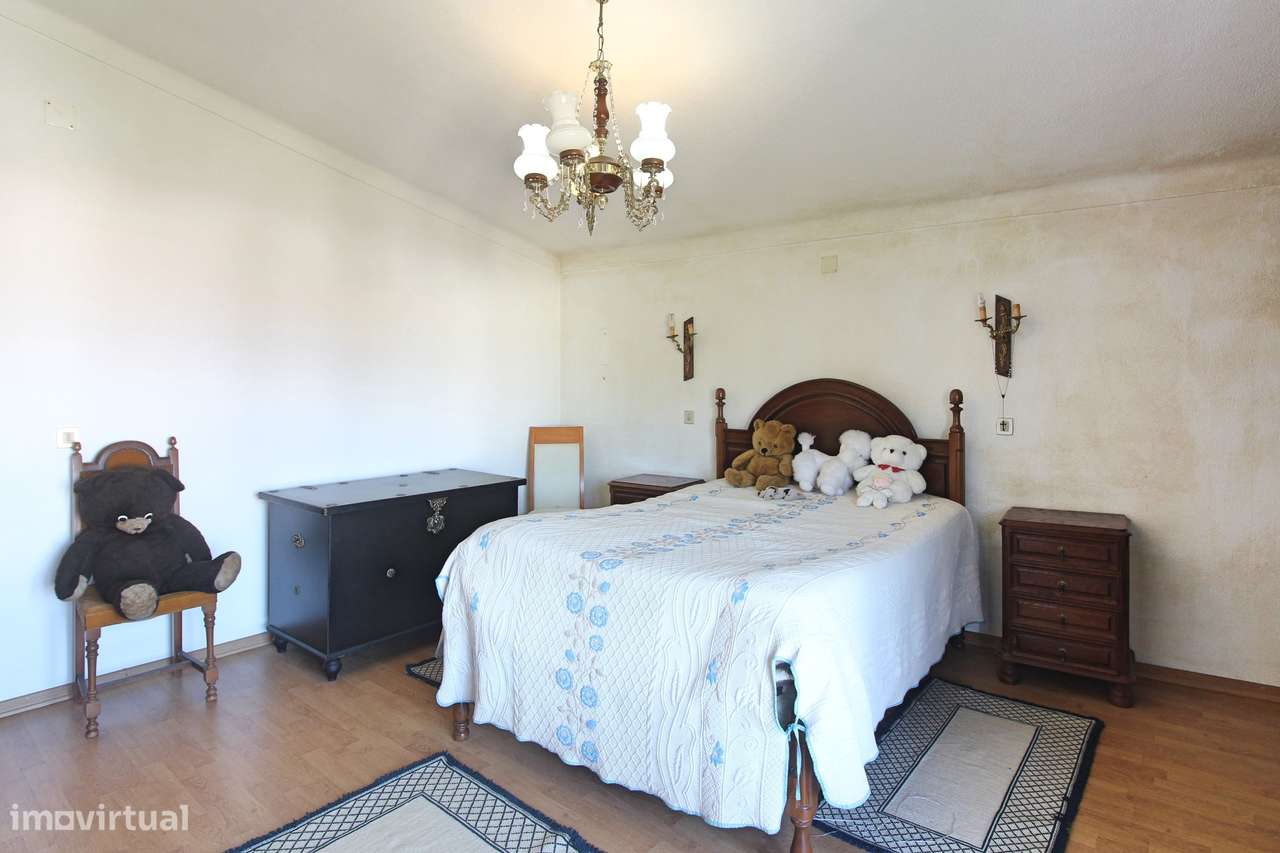 Moradia isolada em Gaeiras, com 4 quartos, jardim e garagem fechada.-10