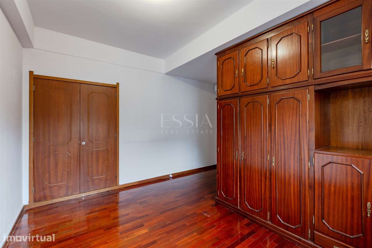 Apartamento T4 com Garagem Box entre o Marquês e Praça Sá Carneiro-23