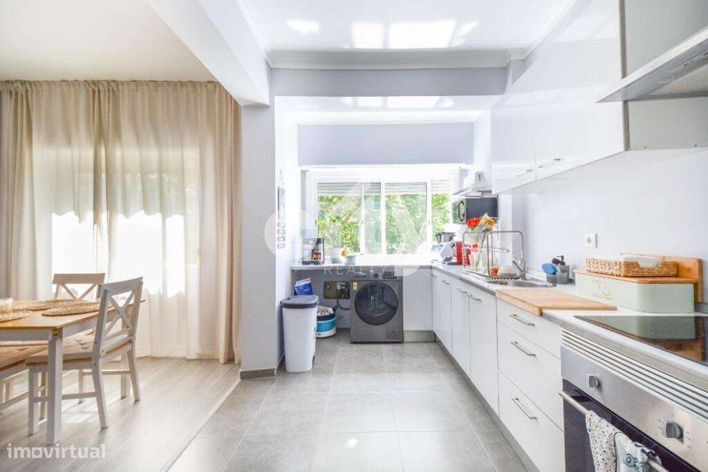 Apartamento T3 localizado em zona central de Massamá junto à Escola Se-7