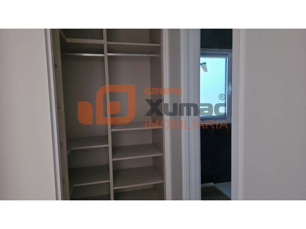 Moradia T4 Contemporânea c/ Piscina-25