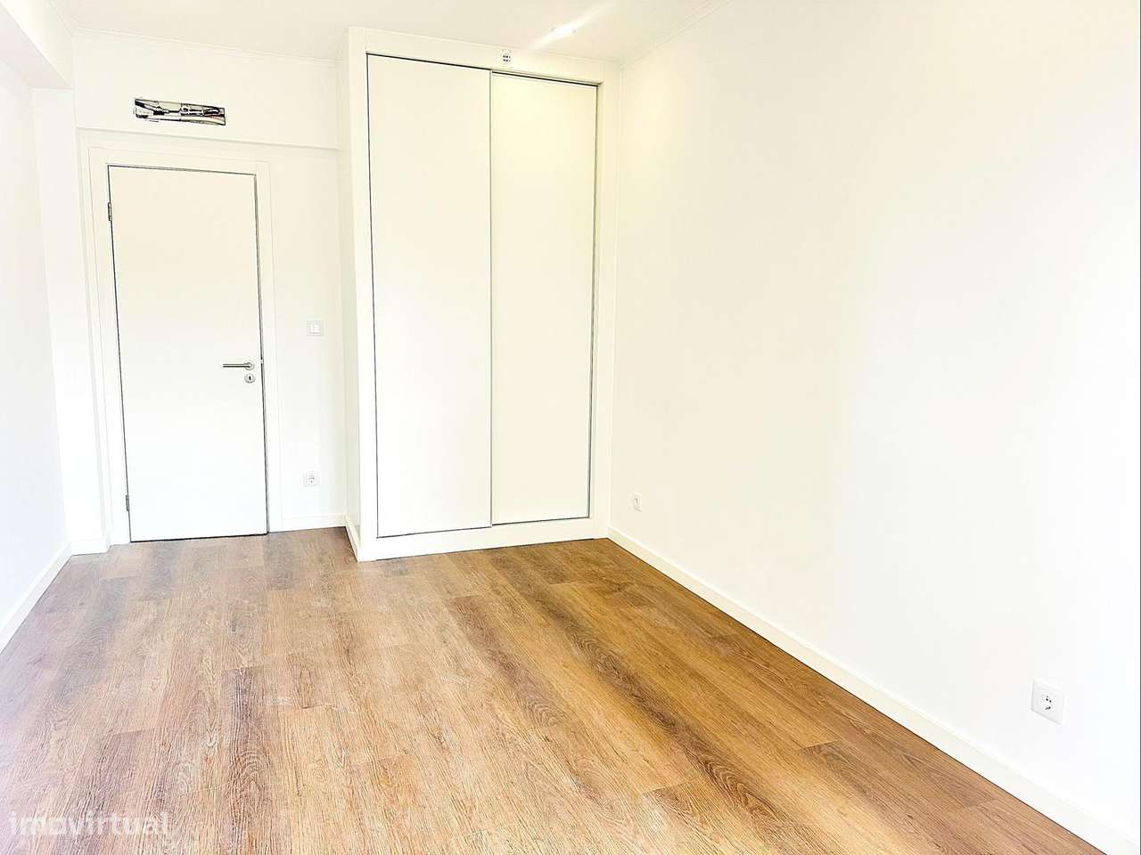 T2 Totalmente Remodelado na Reboleira - Pronto a Habitar!-7
