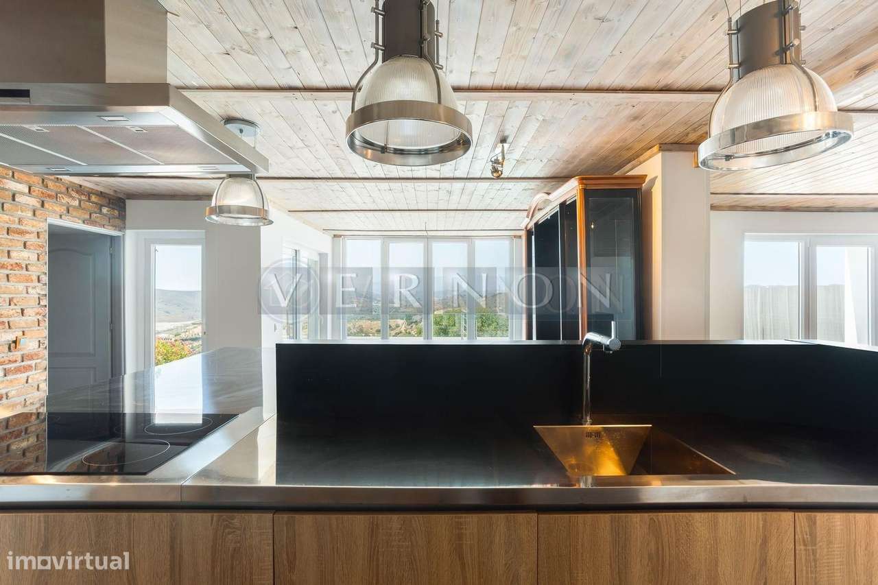 Moradia Renovada T4 com Vista Rio Arade, Piscina e 2.450 m² de Terreno-31