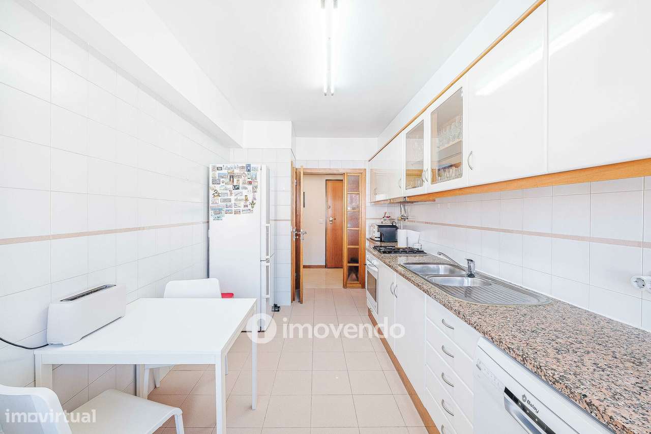 Apartamento T3, com garagem e arrecadação, na Ramada-9