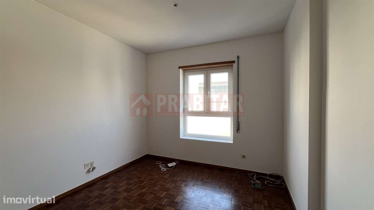 Apartamento T4 com garagem na Quinta D. João-16