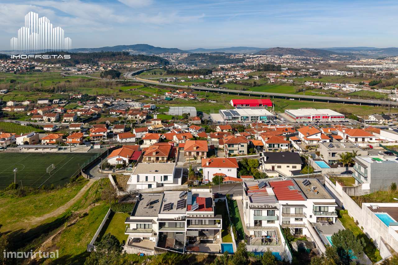 Moradia T4 de Luxo com Piscina numa das Melhores Zonas de Braga!-9