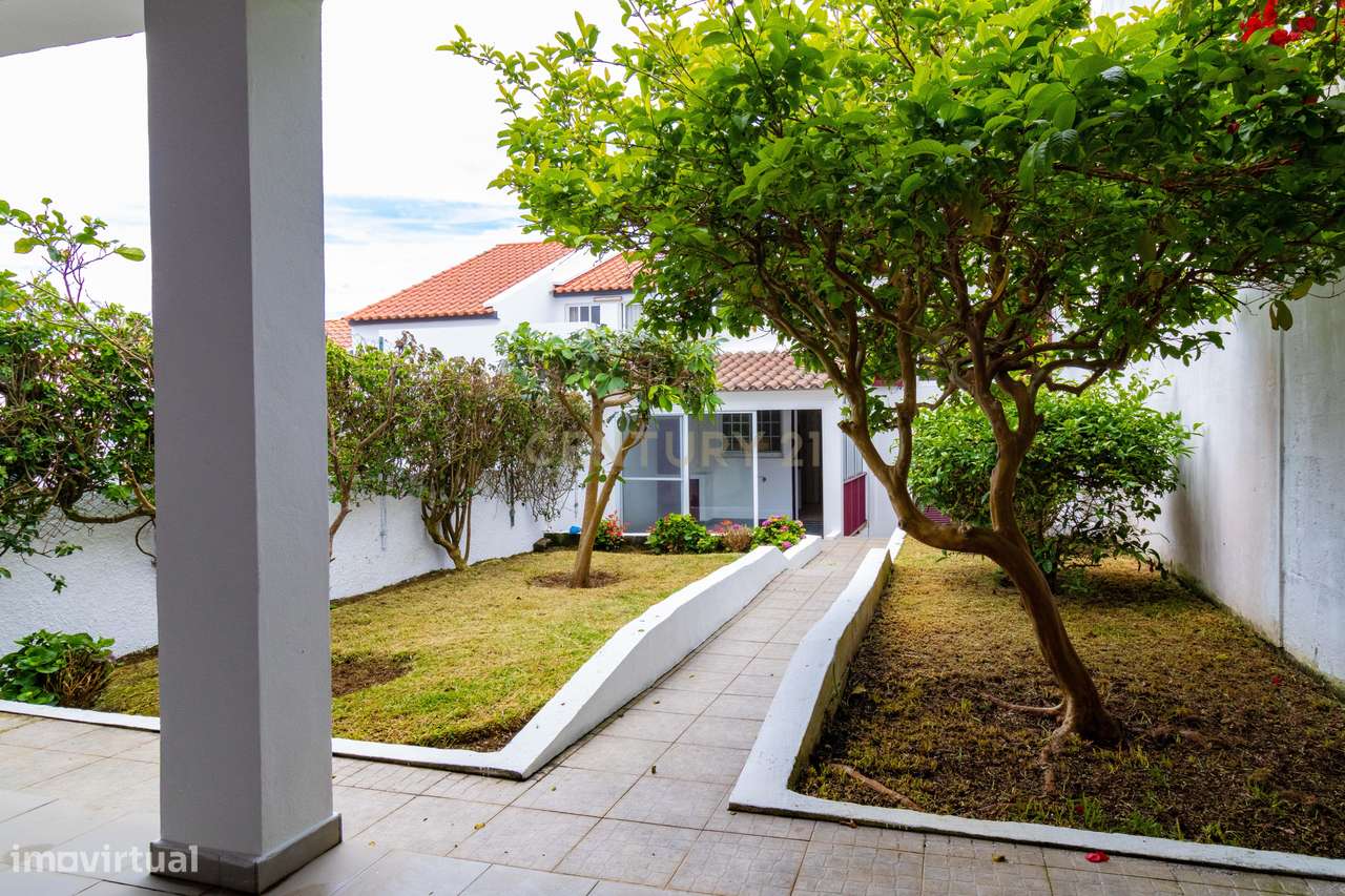 Moradia T2+1 com sótão, garagem, jardim e logradouro – Ponta Delgada-18
