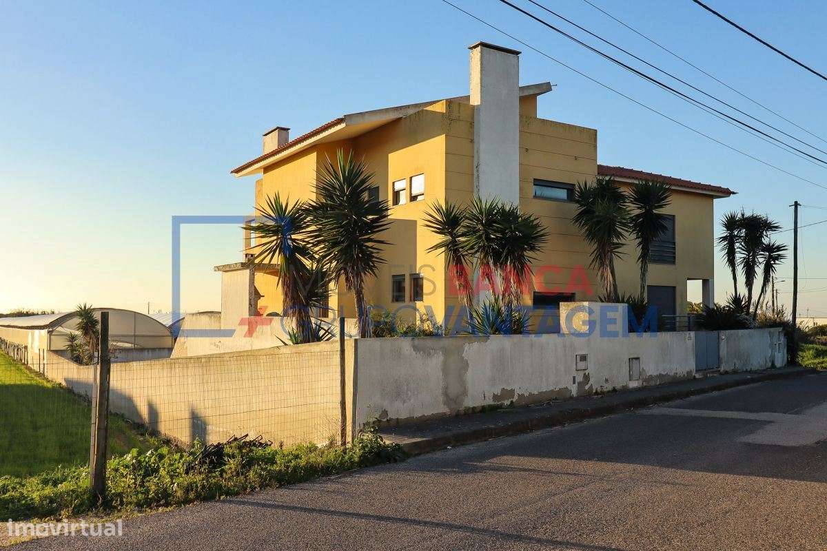 Moradia isolada UNIFAMILIAR, T5, a 1.500 m da praia de Santa Cruz - Grande imagem: 4/15