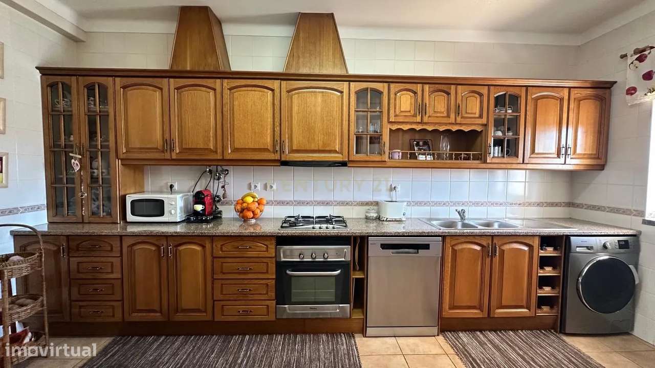 MORADIA  T4 BASTANTE ATRATIVA , ESPAÇOSA E COM MUITA LUZ NATURAL EM A-16