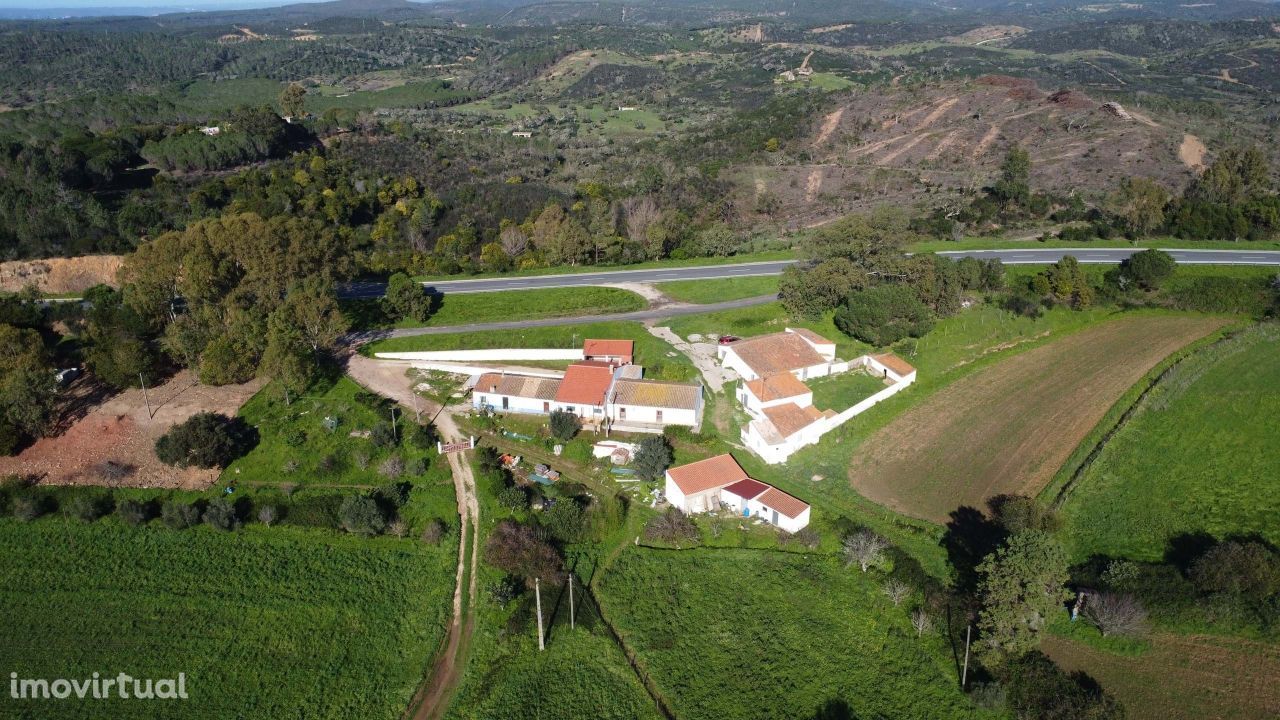 Quinta com armazéns, estábulos e 9 Hectares de terreno - Aljezur