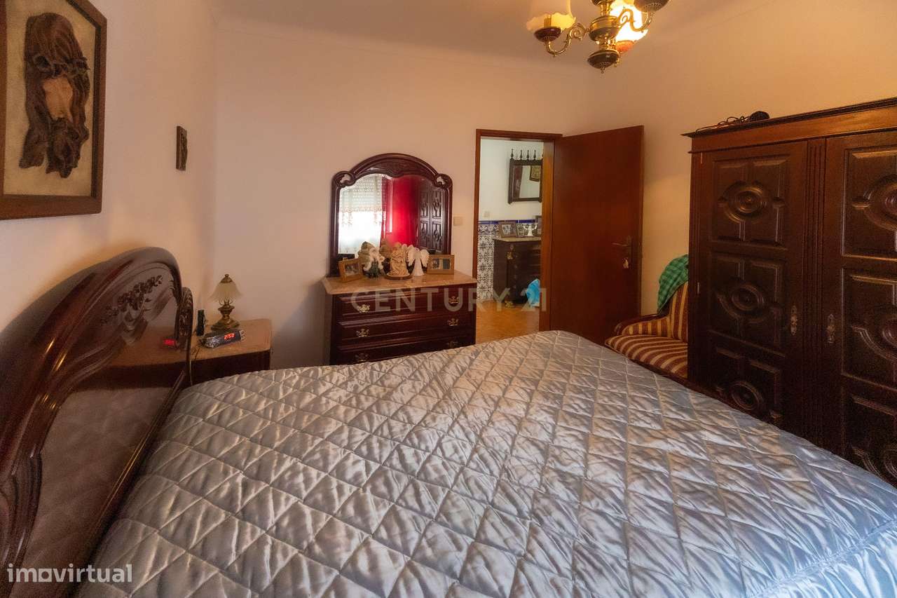 Moradia T3 com quintal, garagem e anexos no centro de Ervidel-13