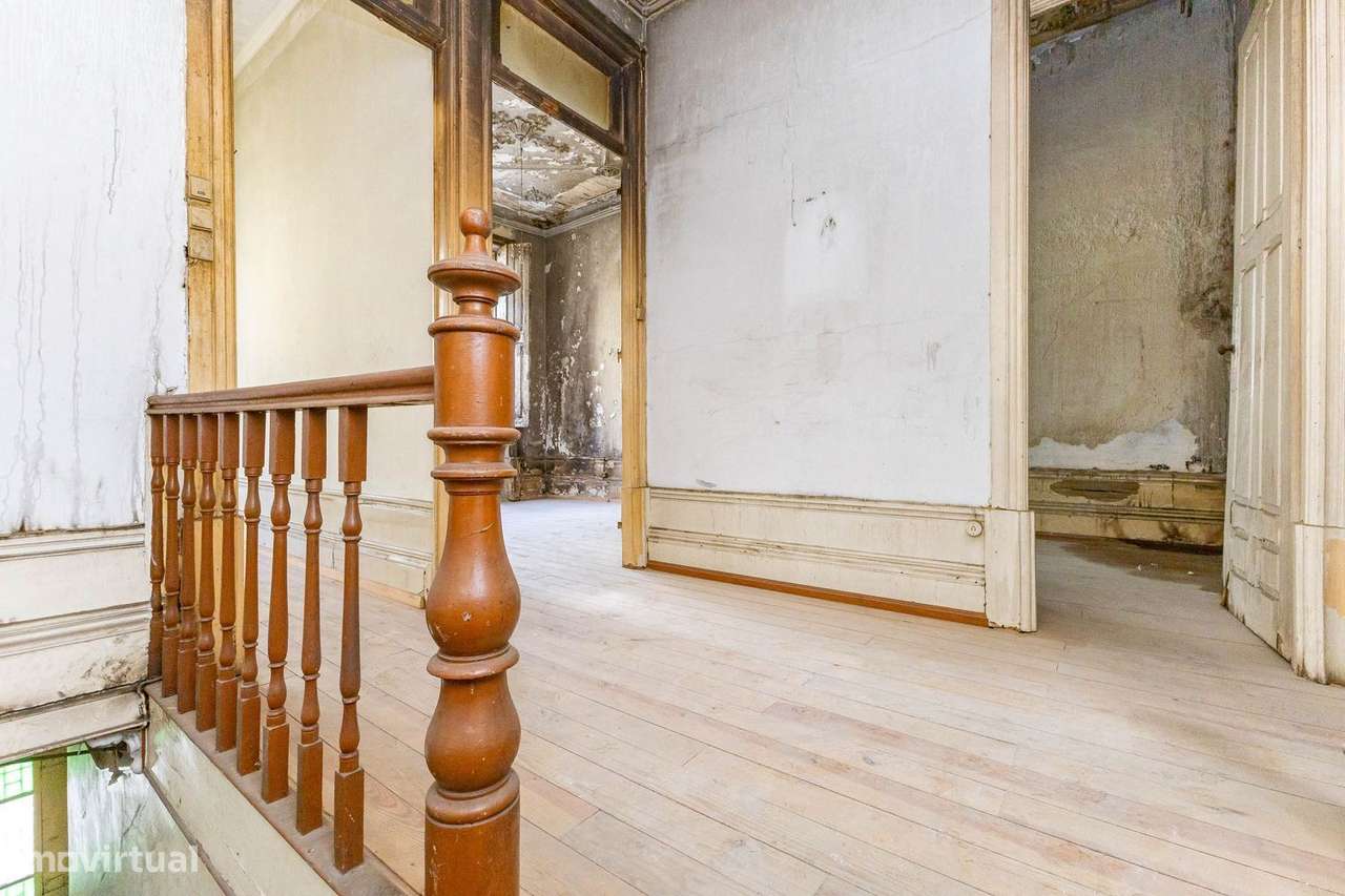 Andar Moradia T4 Duplex para Renovação Total-8