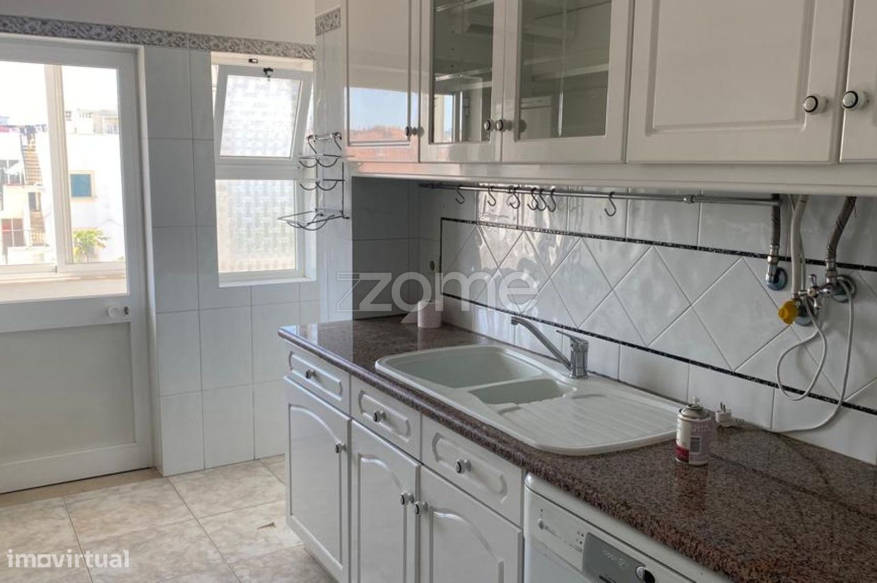 Apartamento T2 na AV. 5 de Outubro em Faro.