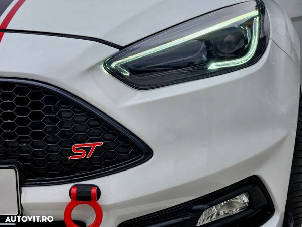 Ford Focus ST - 32