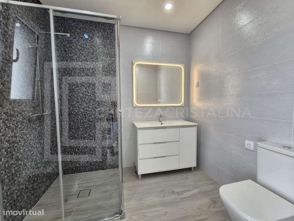 MORADIA CONTEMPORÂNEA COM PISCINA PRIVADA E GARAGEM-19