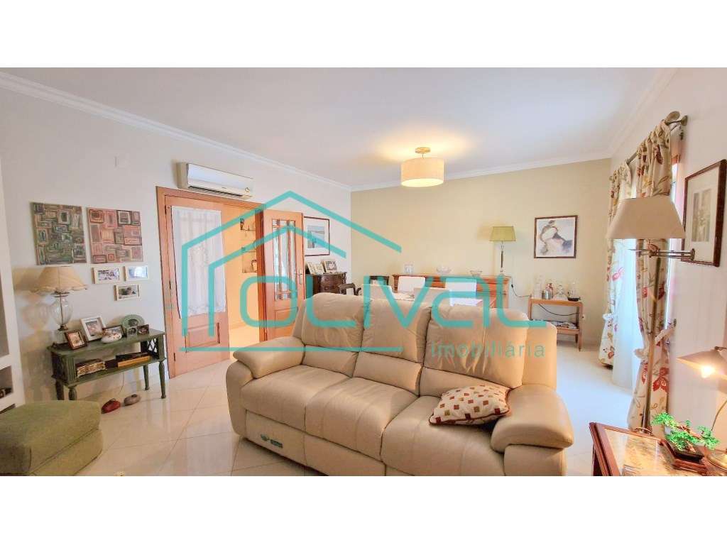 T4 com Arrecadação e Garagem Box no Centro de Benavente - Excelente...-2