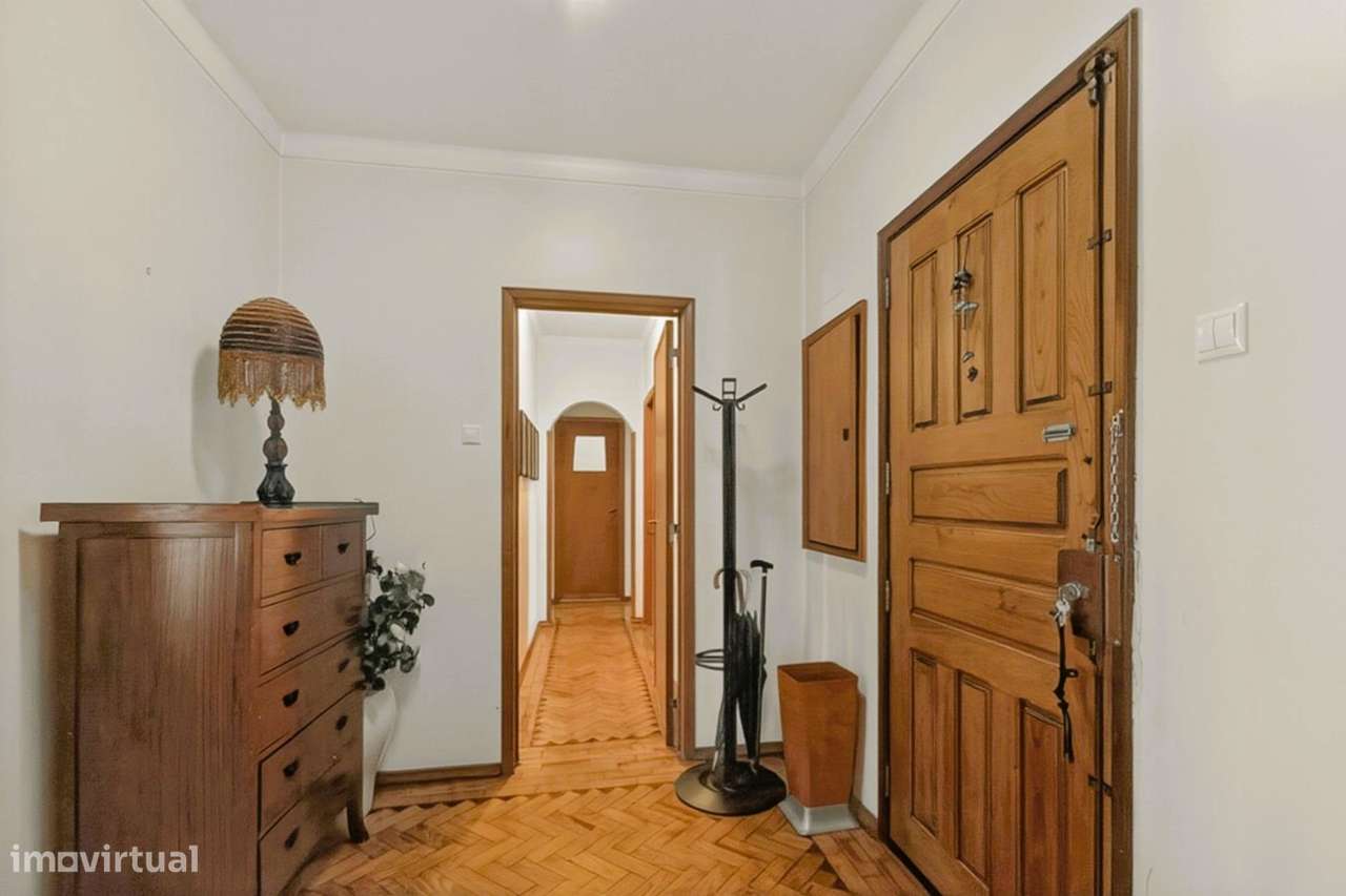 Apartamento T5 luminoso na Av. da Liberdade | Fundão-7