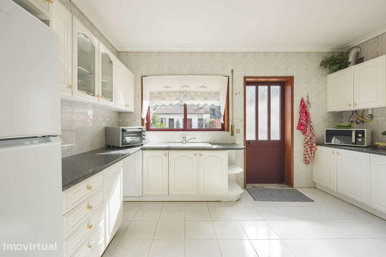 Oportunidade - Moradia T4 com anexos, garagem fechada e jardim-5