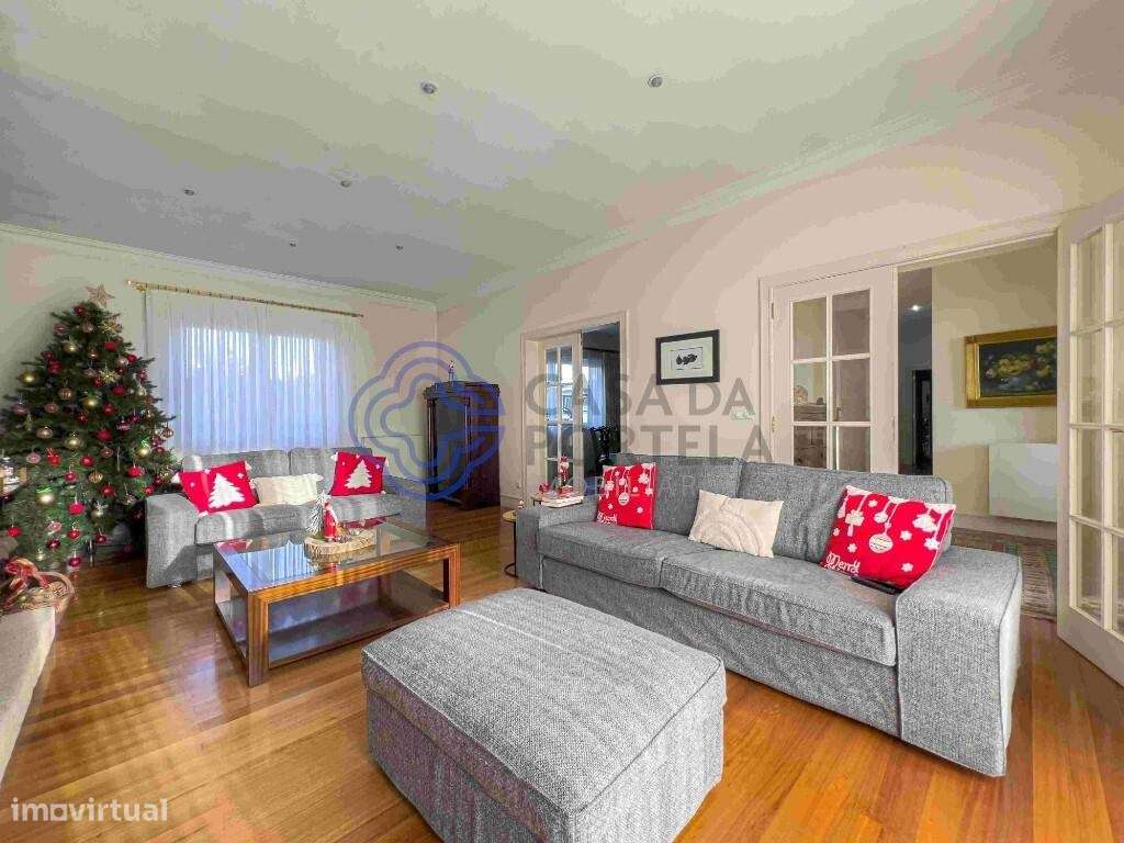 Bonita moradia térrea, T5, quatro frentes, na freguesia de Vila Franca - Grande imagem: 4/41