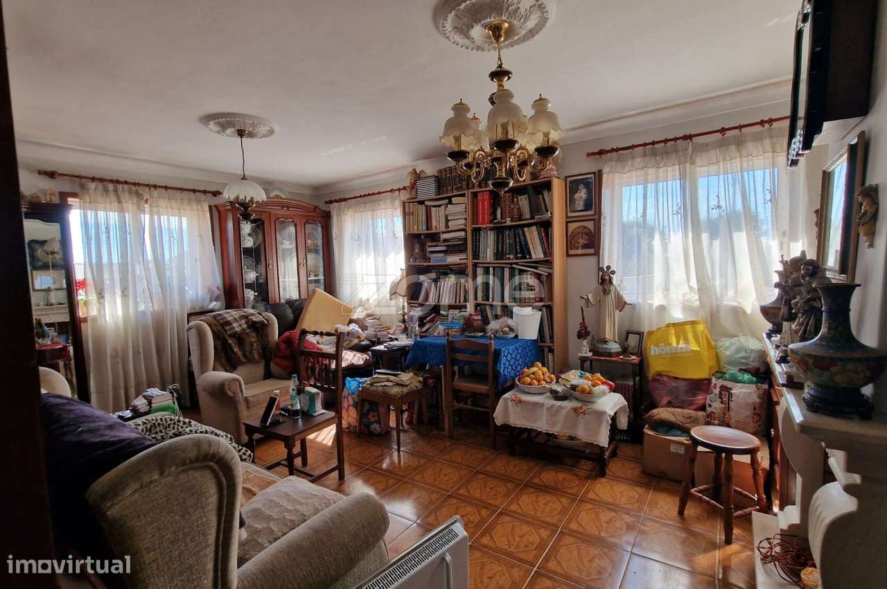 Moradia com terreno e anexos-11