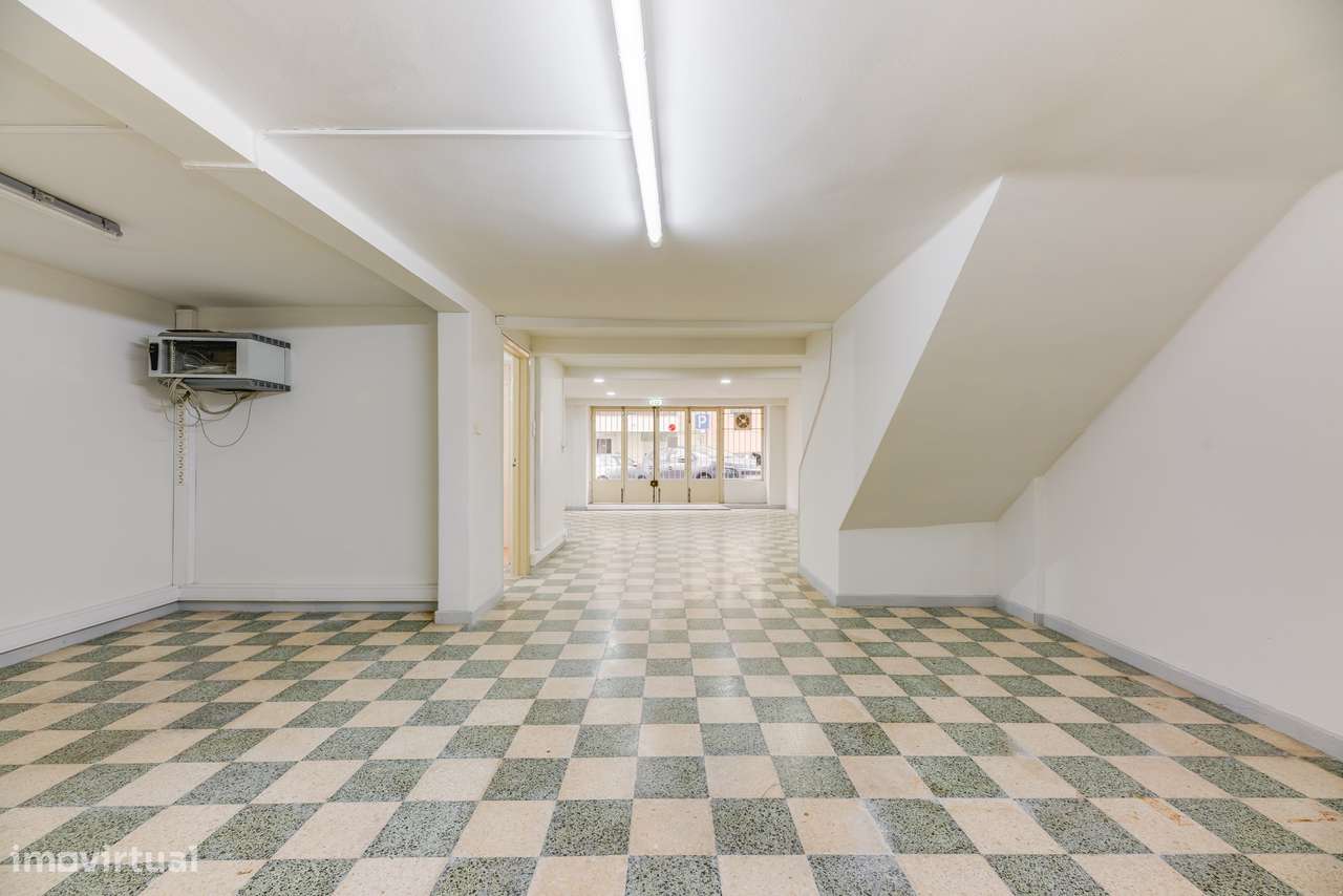 ESPAÇO COMERCIAL REMODELADO | PRONTO A FUNCIONAR | SACAVÉM-19