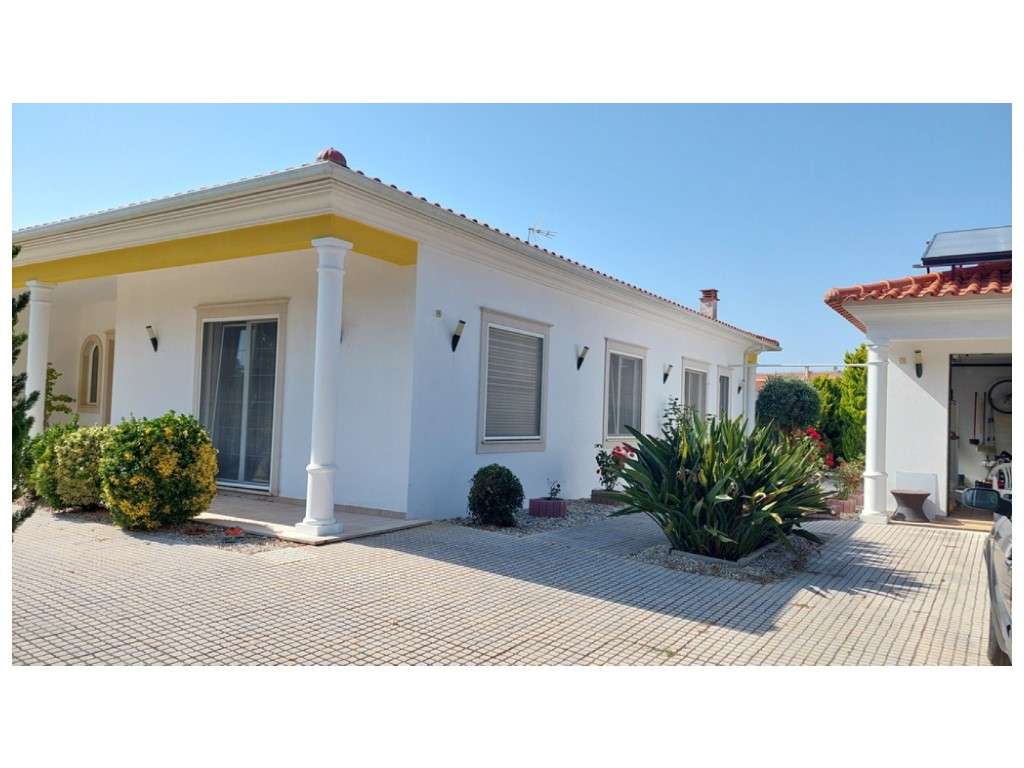 Moradia térrea, individual T4 com piscina e jacuzzi, zona Coimbrão-38