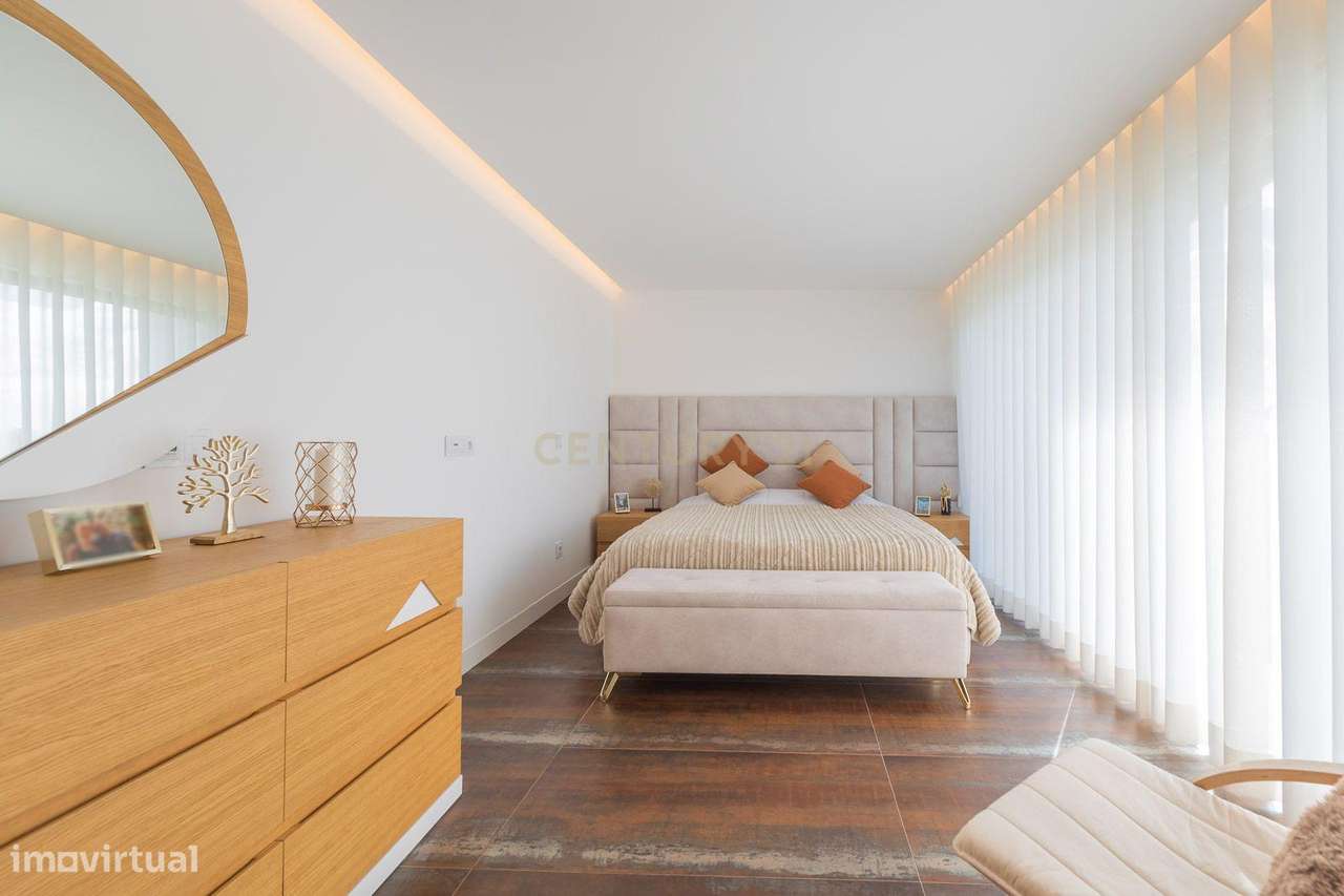 Excelente moradia geminada V4 em Urbanização nova na zona de Albarraqu-57